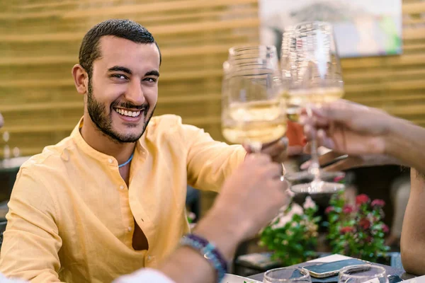 Homem Sorridente Uma Camisa Amarela Brindando Com Vinho Branco Desfrutando — Fotografia de Stock
