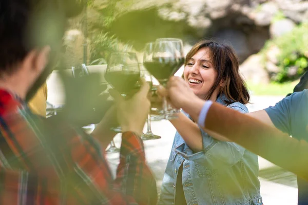 Candid Moment Captured Friends Toast Glasses Red Wine Sharing Happiness — Stock Photo, Image