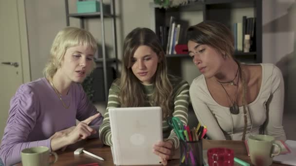 Three Diverse Women Engaging Collaborative Discussion Tablet Work Desk Expressions — Stock Video