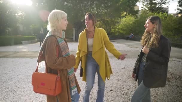 Трио Женщин Наслаждаются Легкомысленной Беседой Время Прогулки Парке Утренним Солнцем — стоковое видео