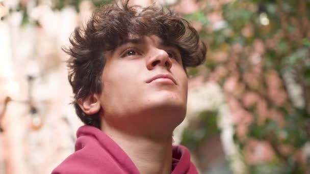 Offensiver Teenager Mit Blick Nach Unten — Stockvideo