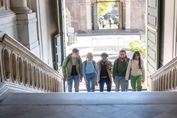 Grupo Jovens Adultos Caminhando Casualmente Através Cenário Histórico Cidade Incorporando — Fotografia de Stock