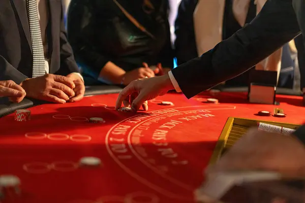 Primer Plano Mano Rodillo Colocando Fichas Una Mesa Casino Fieltro — Foto de Stock