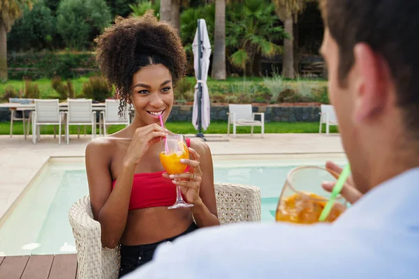 Multicultural Couple Shares Moment Cocktails Pool Celebrating Diversity Leisure — Stock Photo, Image