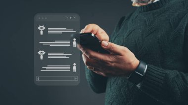 Yetişkin erkek fütüristik bir yapay zeka sohbet robotu arayüzü kullanıyor, sorunsuz dijital etkileşimi vurguluyor.