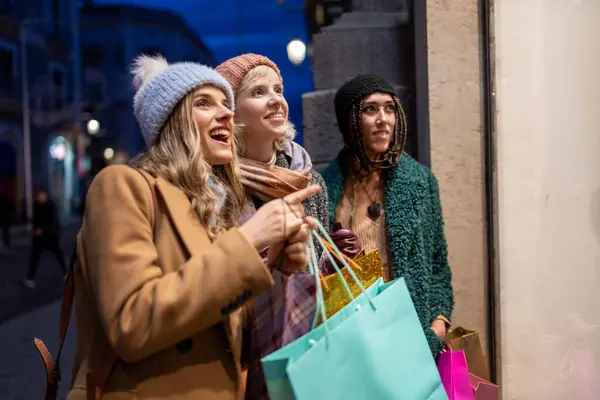 Trois Femmes Élégantes Partagent Excitation Sur Les Trouvailles Shopping Dans — Photo