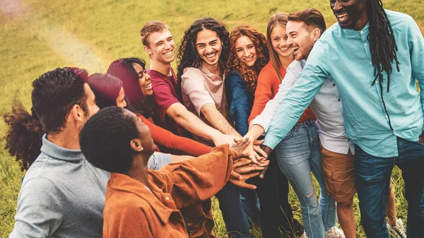 Hevesli arkadaşlar dışarıda el ele tutuşup takım ruhunu ve doğanın ortasındaki birliği gösteriyorlar..