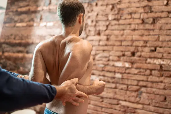 Ein Physiotherapeut Führt Eine Manuelle Therapeutische Manipulation Rücken Des Patienten Stockbild