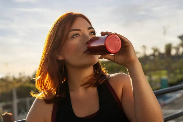 Mladá Žena Hydratující Pitím Při Západu Slunce Okamžik Osvěžení Fitness — Stock fotografie
