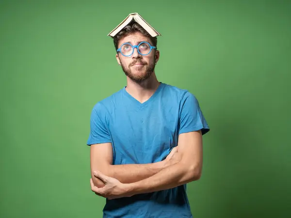 Hombre Nerd Con Expresión Peculiar Libro Equilibrio Cabeza Concepto Métodos — Foto de Stock