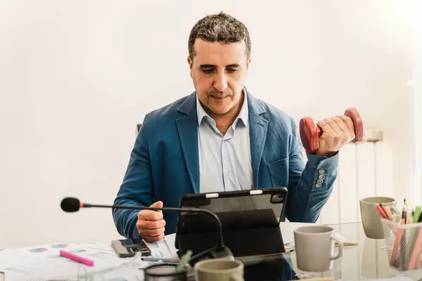Unternehmer Stemmt Gewichte Während Der Arbeit Büro Fit Bleiben Multitasking Stockfoto