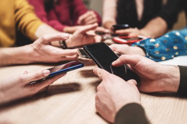 Akıllı telefonları kullanan arkadaş grubu - sosyal medya etkileşimi - dijital bağlantı - teknoloji bağımlılığı, grup aktivitesi - cep telefonları, modern iletişim.