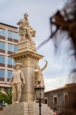 Piazza Stesicoro, Catania 'daki Vincenzo Bellini anıtı, ünlü bestecinin anısına. Bu heykel kentte önemli bir tarihi ve kültürel dönüm noktasıdır..