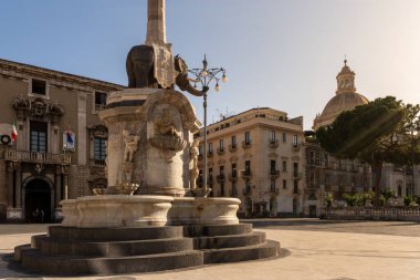 İtalya, Catania, Piazza Duomo 'daki Iconic Elephant Fountain' da arka planda Saint Agatha Katedrali var. Barok mimari binalar, şehrin kültürel simgeleri..