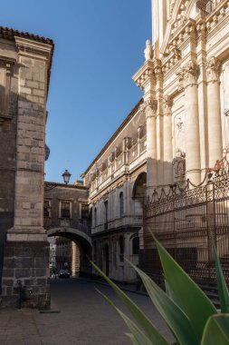 Catania, İtalya - 7 Haziran 2024: Via Crociferi, Catania 'daki San Benedetto manastırının tarihi kemer yolu. Barok yapısı, büyük olanı şehrin dini mirası olan küçük Badia 'ya bağlar..