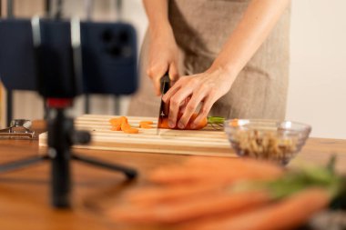 Yemek pişirmek için havuç kesme - sağlıklı yemek hazırlama, akıllı telefon, mutfak düzeneği, sebze dilimleme, mutfak videosu, taze ürün, ev yemeği.