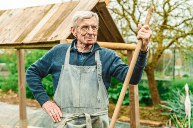 Bahçe bahçesindeki kendinden emin yaşlı bir adamın portresi. Aktif emekliler sürdürülebilir yaşam ve kentsel tarım ile meşgul olup, yaşamlarının ilerleyen dönemlerinde canlılık ve amaç gösterirler..