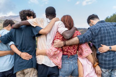 Doğanın tadını çıkarırken farklı arkadaş gruplarının kucaklaşması. Çok kültürlü gençlik birlik ve destek gösteriyor. Beraberlik, dostluk ve açık hava ortamında kapsayıcılık kavramı.