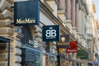 VIENNA, AUSTRIA - 12 Ağustos 2024: Şehir merkezindeki Kohlmarkt alışveriş caddesindeki tarihi binalarda lüks mağazalar tabelası. Tarihi mimari, ünlü alışveriş bölgesinde üst düzey perakendecilerle buluşuyor