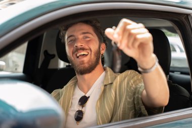 Mutluluk, sürücü, neşe, başarı, araba sahipliği, genç yetişkin, yaşam tarzı, başarı, otomotiv, kutlama