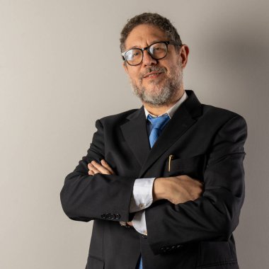 Silahlı, kendinden emin bir işletme yöneticisi liderlik, otorite ve kurumsal başarıyı temsil ediyor..