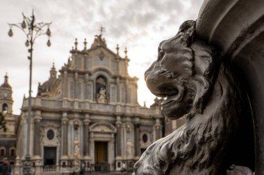 Piazza Duomo, Catania, Sicilya 'daki aslan heykeli. Arka planda Catania Katedrali bulanıklaşmış. Tarihsel mimari ve kentsel detay gün batımında yakalandı.