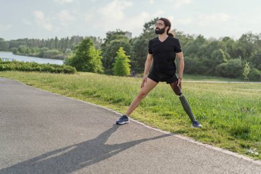 Spordan önce protez bacaklı bir sporcu. Kararlılık ve adaptasyon gösteriyor. Zindelik, esneklik, esneklik ve motivasyon kavramı. Etkin yaşam tarzı ve kapsama.