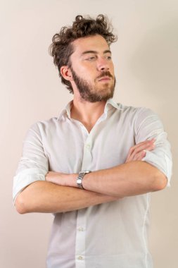 Beyaz gömlekli, kendine güvenen bir iş adamının dikey portresi yukarı bakan, hırsı, vizyonu ve gelecekteki başarısını sembolize eden tarafsız bir arkaplanda..