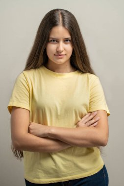 Cilt bakımında doğal deri dokusu olan yüz kremi süren genç bir kadın.