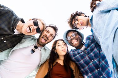 Dillerini çıkarıp eğlenen çok ırklı bir grup genç arkadaş. Spontane neşe, birlik ve özgürlük.