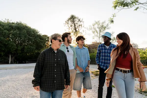 Gün batımında şehirde birlikte yürüyüp konuşan çok ırklı gençlerden oluşan bir grup. Arkadaşlık, kapsama ve günlük yaşam tarzı..