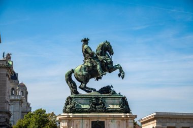 VIENNA, AUSTRIA - 11 Ağustos 2024 - Viyana 'daki Heldenplatz (Kahramanlar Meydanı)' nda Avusturya Arşidükü Charles 'ın ünlü binicilik anıtı.