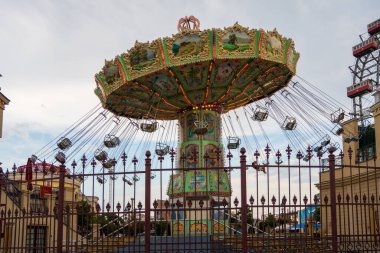 VIENNA, AUSTRIA - 11 Ağustos 2024: Avrupa 'da popüler bir turizm merkezi olan Viyana' daki ünlü Prater lunaparkında klasik bir atlıkarınca salıncak gezisi.