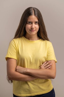 Genç bir kadın tekrar kullanılabilir, çevre dostu pembe bir su şişesi tutuyor ve sağlıklı ve sürdürülebilir bir yaşam tarzını destekliyor..