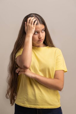 Hüsrana uğramış ve kafası karışmış genç bir kadın kafasını kaşıyarak bir sorunu çözmeye çalışır, bir şeyler hatırlar ya da stresle başa çıkmaya çalışır..