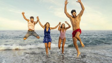 İki erkek ve iki kadın yaz tatilini ya da bahar tatilini neşe ve özgürlükle kutluyorlar..