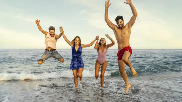 İki erkek ve iki kadın yaz tatilini ya da bahar tatilini neşe ve özgürlükle kutluyorlar..