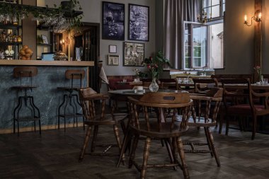 KRAKOW, POLAND AĞUSTOS 28, 2023: Polonyalı şair ve oyun yazarı Aleksander Fredro 'nun anıtı, şehir merkezindeki tarihi Juliusz Sowacki Tiyatrosu önünde yer almaktadır.,