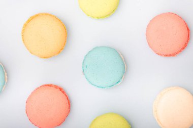 Makarnalar, pastaneden fırınlanmış tatlılar mavi arka planda, üst manzara.