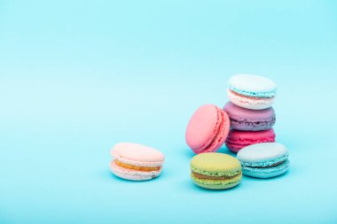 Makarnalar, pastaneden fırında tatlılar mavi arka planda, tatlı yiyecekler.