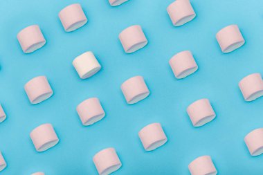 Şekerli tatlı bir geçmişi var. Mavi arkaplanda lokum