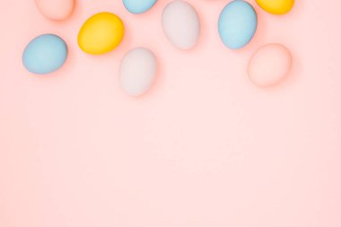 Paskalya yumurtaları, pastel renkler, üst manzara. Düz konum, Paskalya arkaplan tasarımı