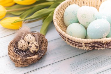 Paskalya süsü, ahşap masada sarı laleli Paskalya yumurtaları.