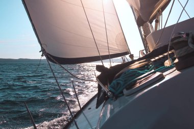 Rüzgarda süzülen dalgalar, yelkenli yarışı yatı