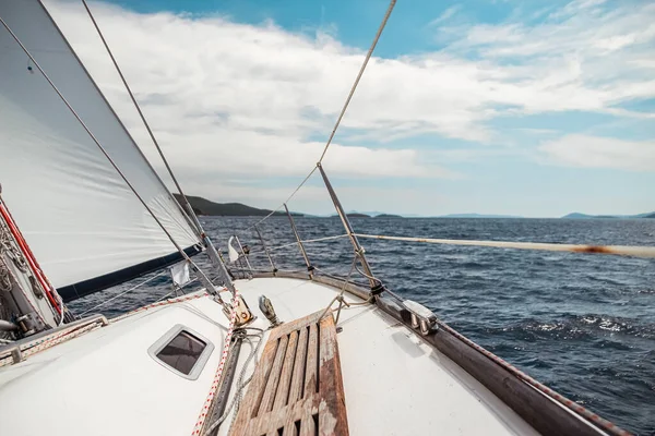 Zeilen Wind Door Golven Jacht Bij Zeilregatta — Stockfoto