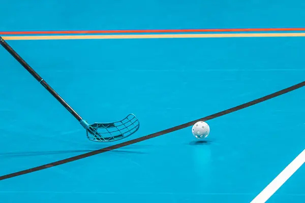 Floorball Stick Und Ball Auf Blauem Hintergrund — Stockfoto