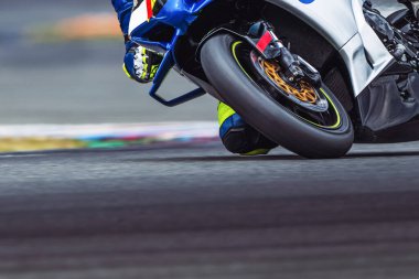 Motosiklet yarışı, ön tekerlek kapama ayrıntıları. Hız, devre