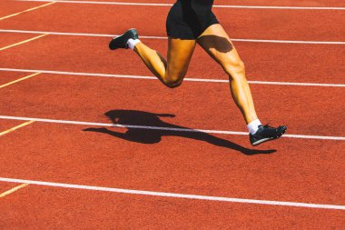 Kopya alanı ile birlikte çalıştır, takip et ve işaretle. Koşan kadın bacakları