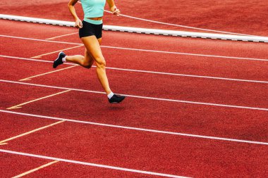 Kopya alanı ile birlikte çalıştır, takip et ve işaretle. Koşan kadın bacakları