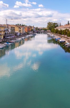 Canale di mezzo Peschiera, Lago di Garda, İtalya 'da evleri ve tekneleri olan güzel bir şehir.